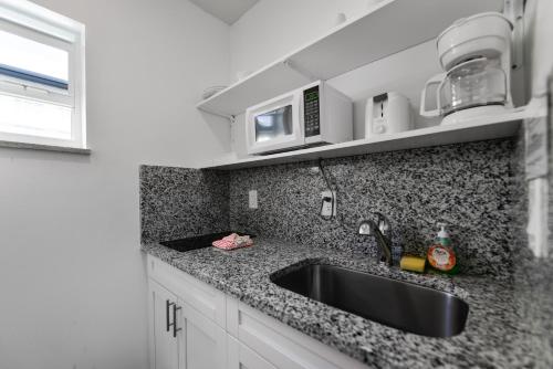 Wonderful Studio with pool and parking at the beach M31 — 4-Star Luxury Hotel in Hollywood, United States
