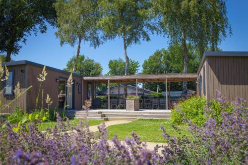 Groepsvakantie op de Veluwe 4 losse lodges voor 24 personen op Vakantiepark De Boshoek in Voorthuizen, Netherlands