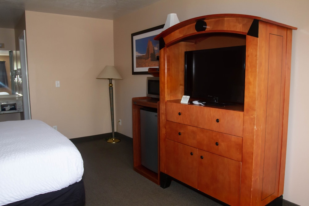 Cathedral Valley Inn - photo 4