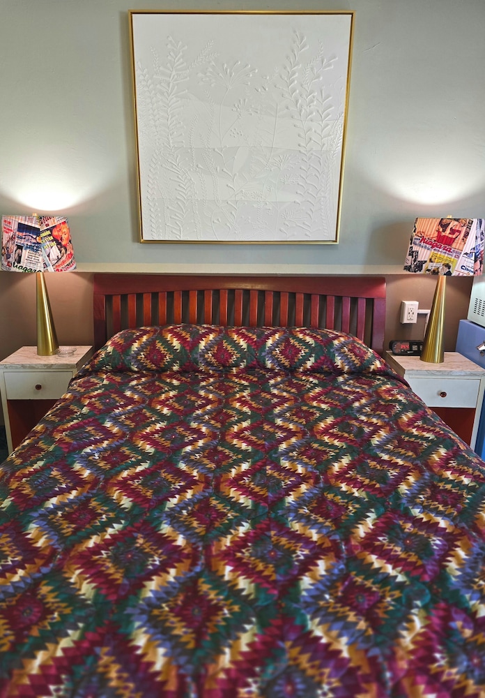 The New Star Motel with Studio Kitchens: 1950s Extended Stay Lodging and Retreat Center - photo 34