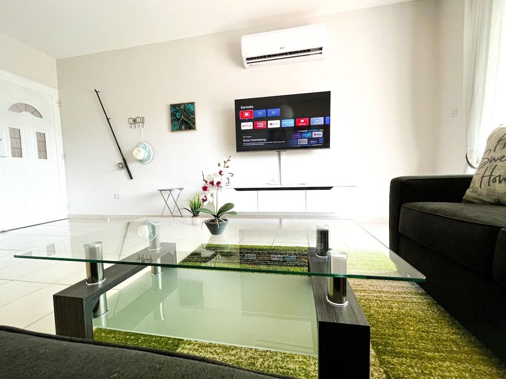 Modern Apartment Only 900m From Famous Venus Beach