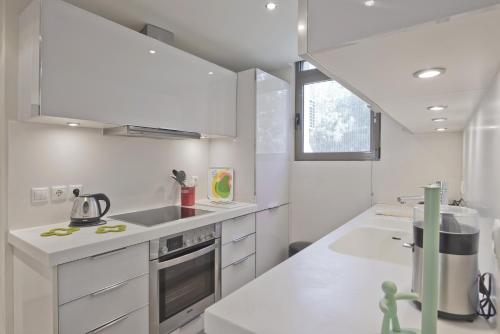 Sea Breeze Apartment — 4-Star Luxury Hotel in Athens, Greece