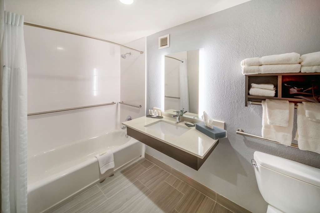 La Quinta Inn and Suites by Wyndham Jonesboro - photo 22