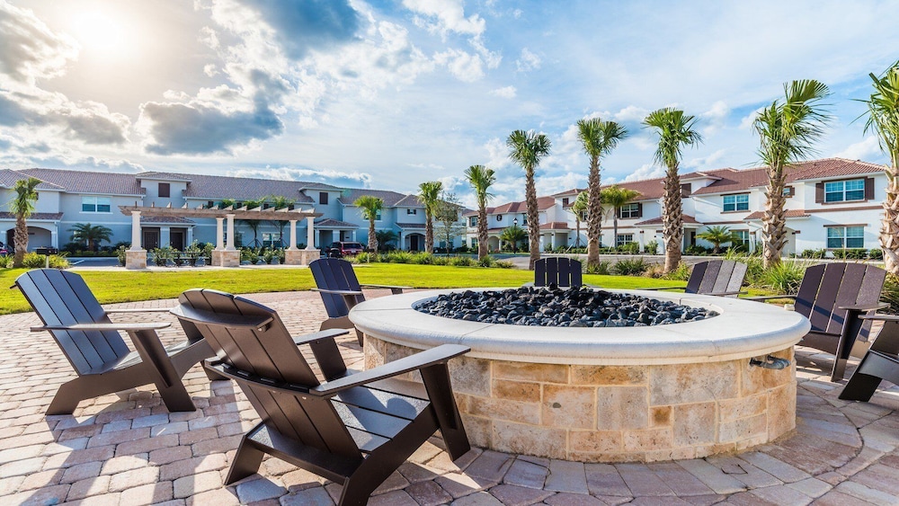 4BR Tropical Storey Lake Townhome Private Pool - photo 45