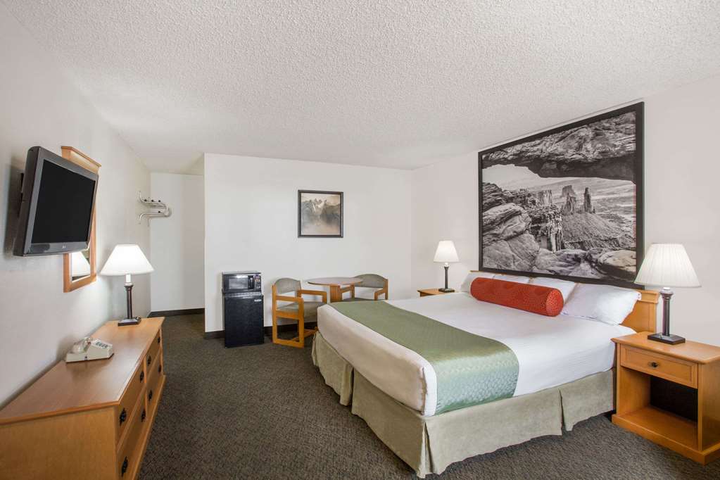 Super 8 by Wyndham Salina Scenic Hills Area - photo 10