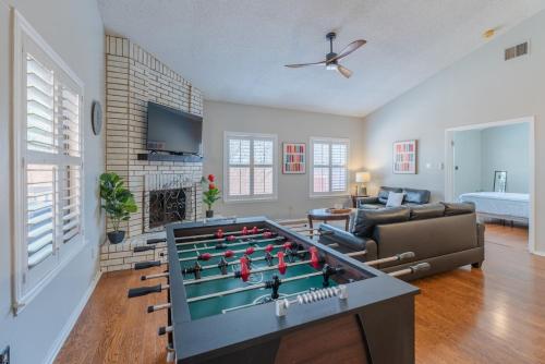 Beautiful Home with Pool Games & Covered Patio — 4-Star Luxury Hotel in San Antonio, United States