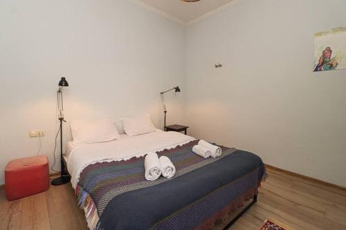 Vintage 2BR Apartment Managed By Wehost
