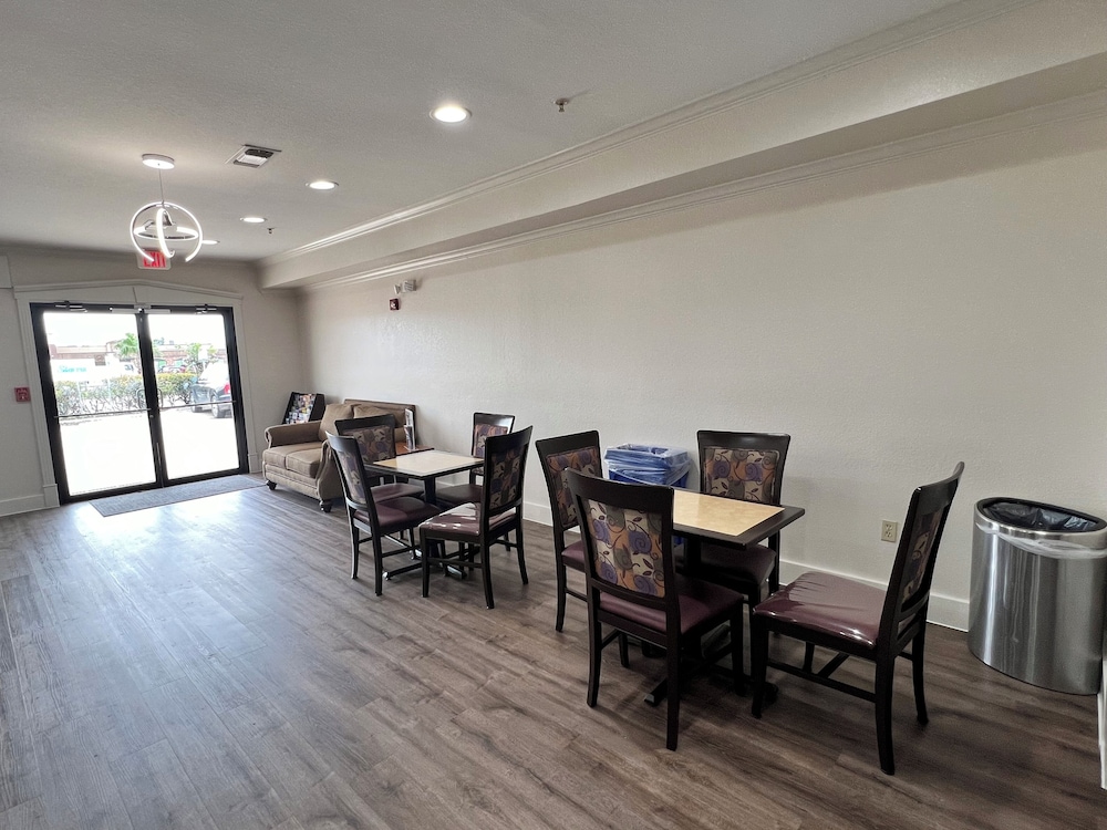 Econo Lodge Beaumont I 10 South - photo 20