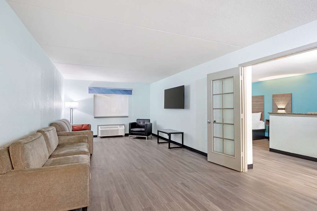 Clarion Inn Des Moines Airport - photo 22