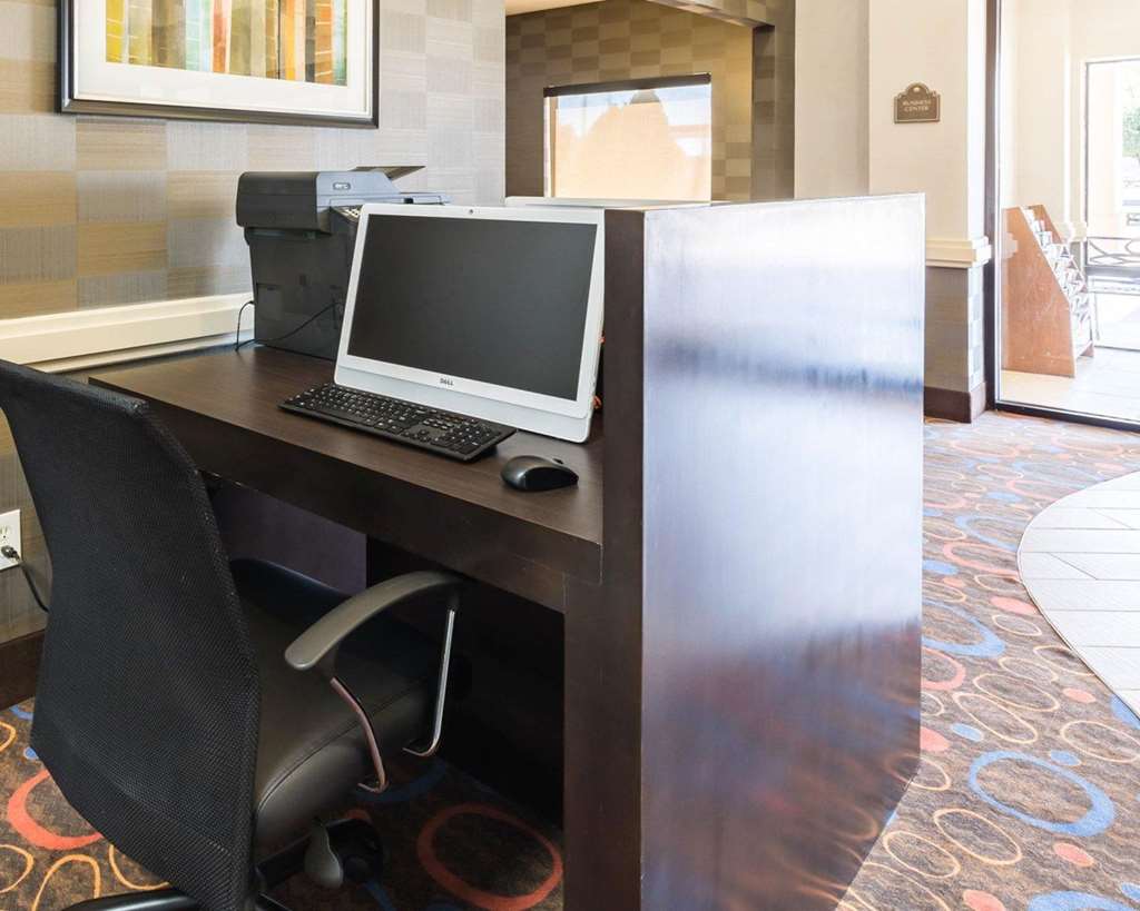Econo Lodge Inn & Suites East - photo 36