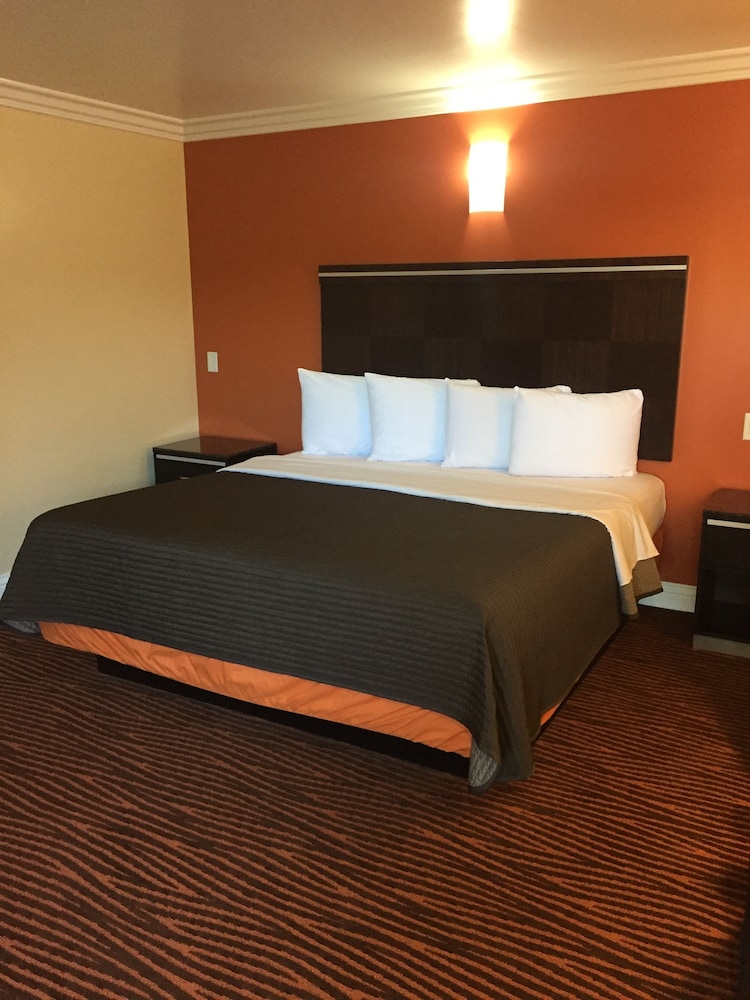 Convention Center Inn and Suites - photo 5