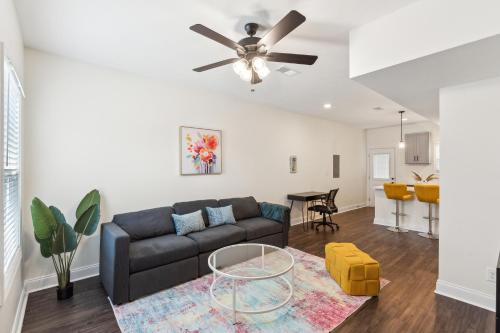 Alto Q8 I Luxurious & Spacious I Free Parking — 4-Star Luxury Hotel in Clarksville, United States