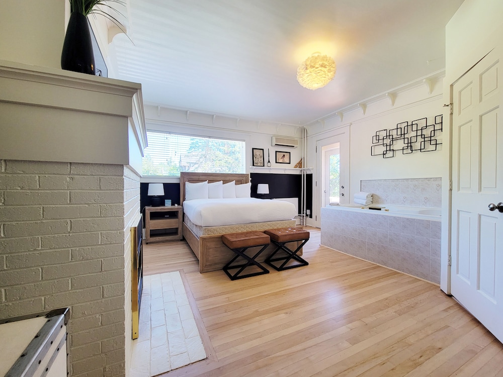 Historic GG Barnum Mansion by Heirloom Boutique Collection - photo 47