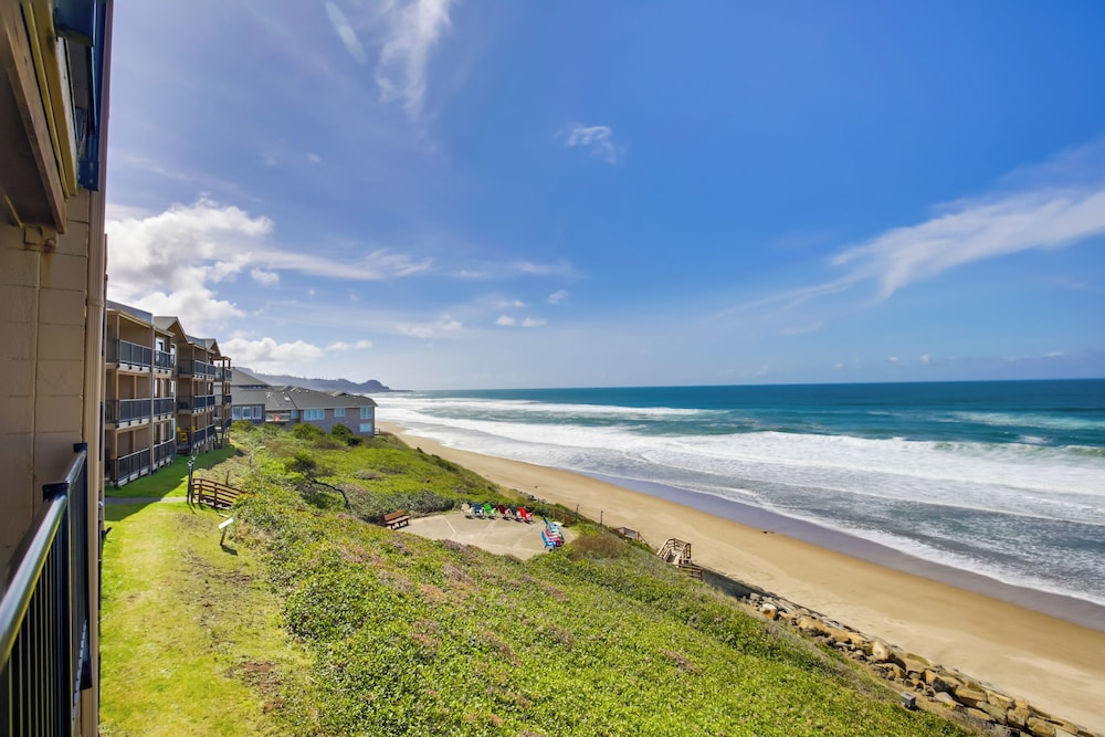 Comfortable Lincoln City Condo with Patio and Views — 4-Star Luxury Hotel in Lincoln, United States