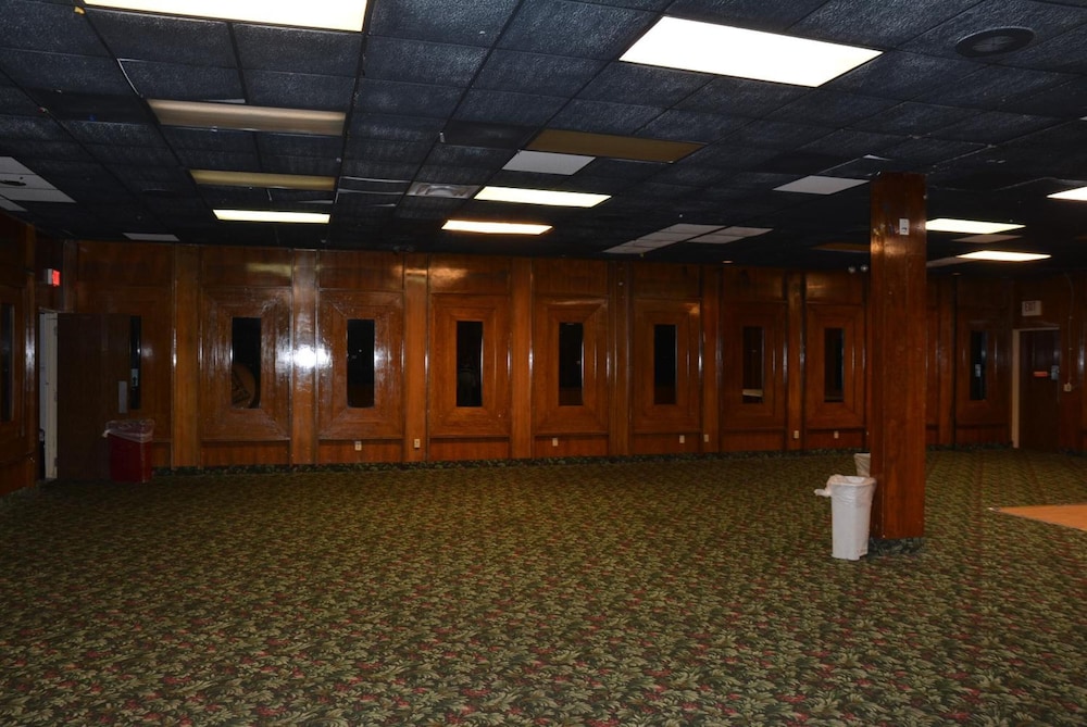 Lincoln Inn Express Hotel and Suites - photo 31
