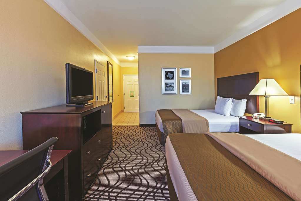La Quinta Inn & Suites by Wyndham Angleton - photo 22