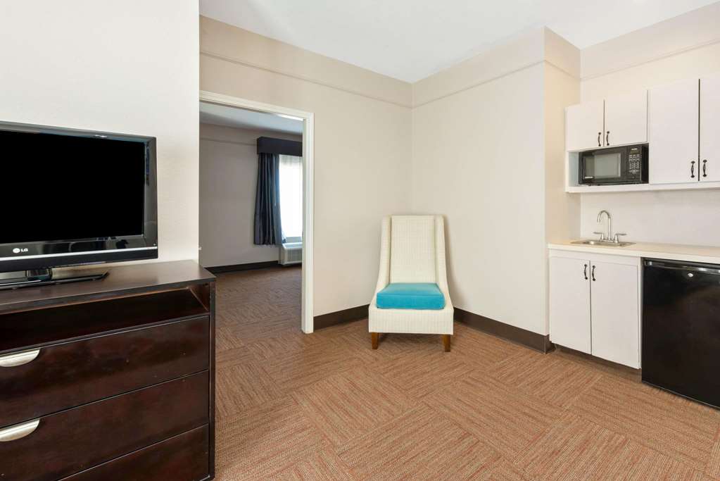 La Quinta Inn & Suites by Wyndham Winnie - photo 25