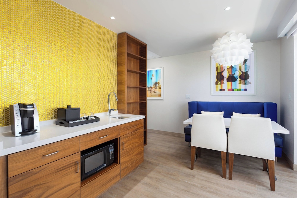 Courtyard by Marriott Santa Monica - photo 18