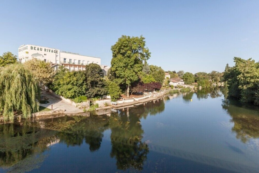 Hv Tel Restaurant Beau Rivage — Mansle