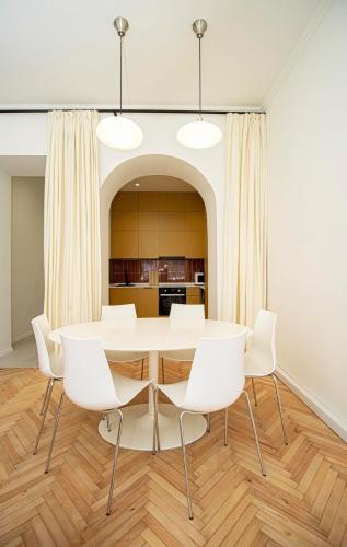 Chic 3BR Apt Near Fabrika By Wehost