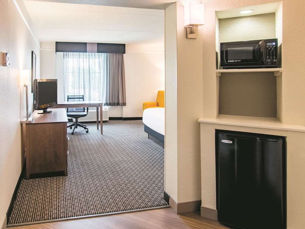 La Quinta Inn & Suites by Wyndham Fort Worth City View - photo 14