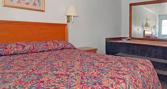 Econo Lodge Near Chippenham Hospital - photo 4