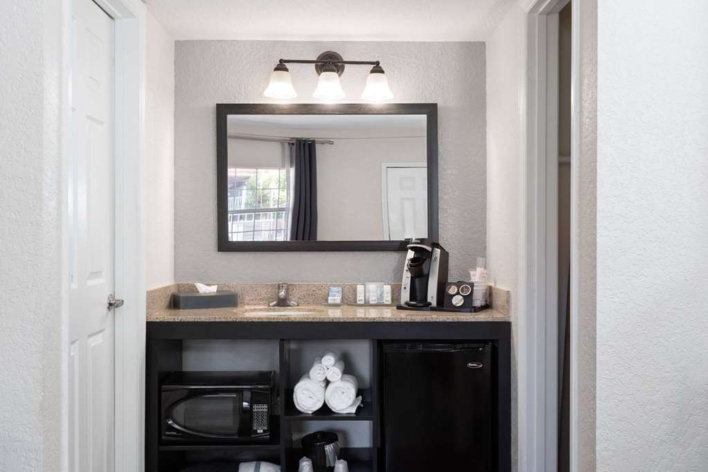 La Quinta Inn by Wyndham Cocoa Beach Port Canaveral - photo 2