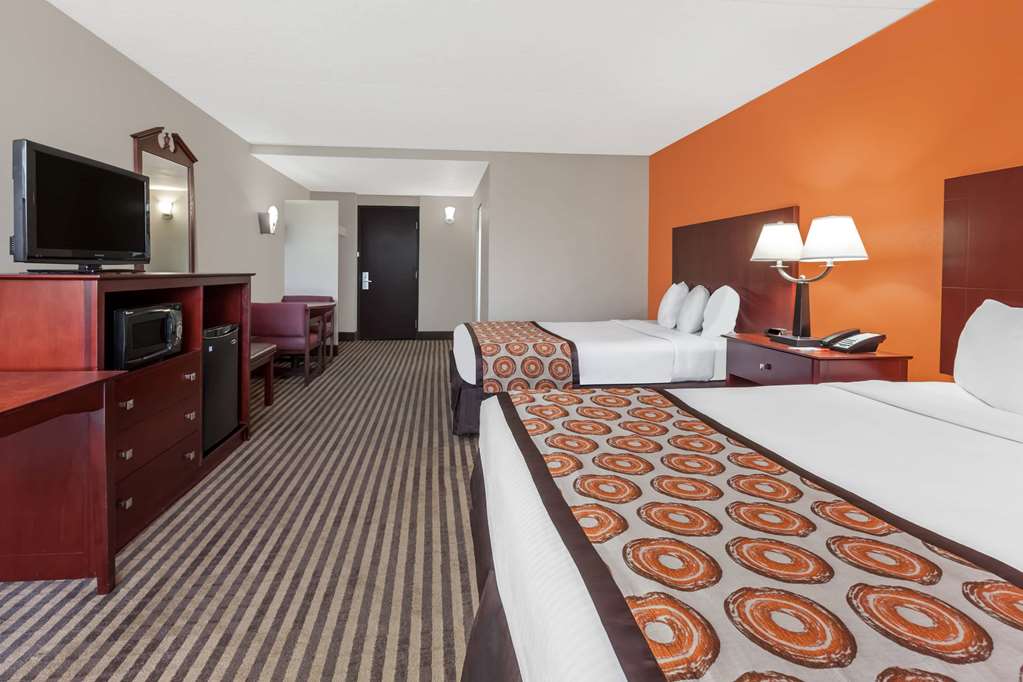 Howard Johnson by Wyndham Arlington Ballpark Six Flags - photo 7
