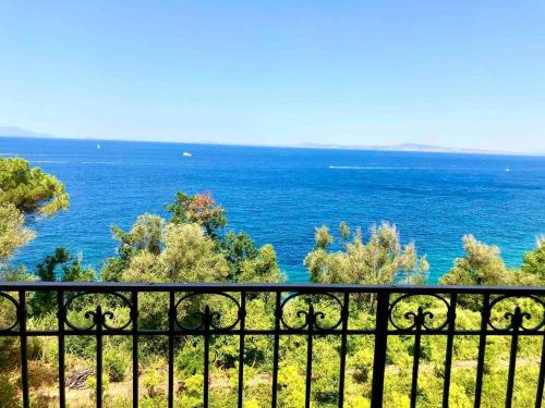 Spacious Apartment with Sea View in Massa Lubrense — 4-Star Luxury Hotel in Massa Lubrense, Italy