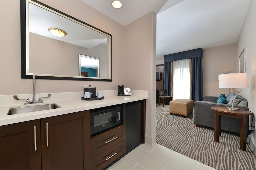 Hampton Inn & Suites Des Moines Downtown - photo 21