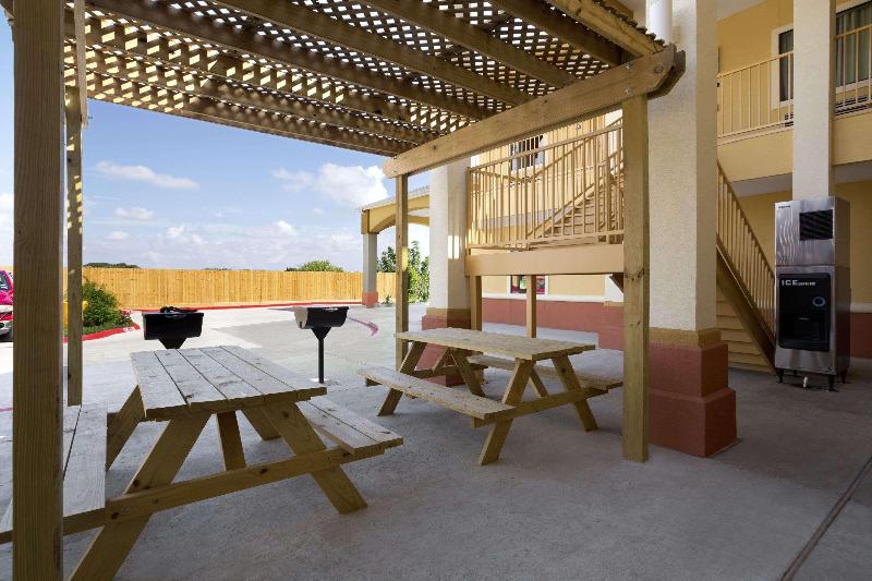 Days Inn & Suites by Wyndham Gonzales - photo 2