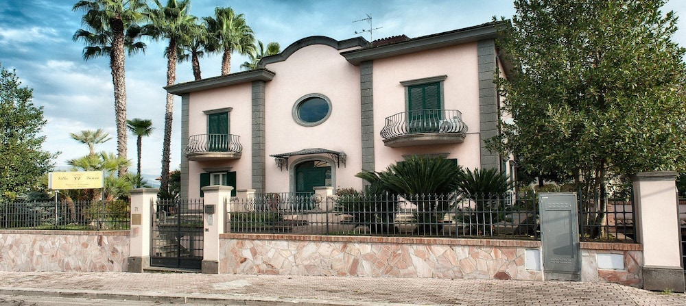 Villa Laura — 4-Star Luxury Hotel in Cisterna Di Latina, Italy