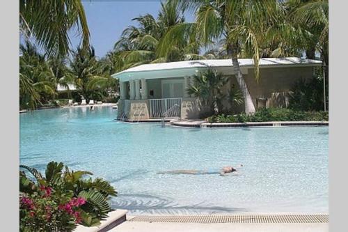 Lic Mgr Modern 4 Bed 4 Bath Villa Upscale Oceanfront Resort Indoor Pickleball Speakeasy in Key Largo, United States