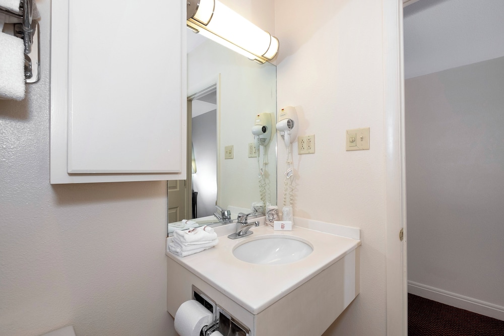Red Roof Inn & Suites Hazleton - photo 36