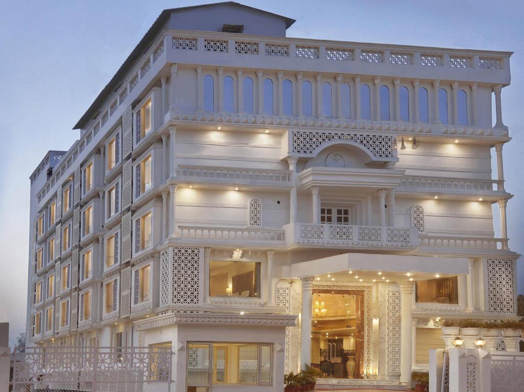 Raj Mahal - last minute hotel in Agra