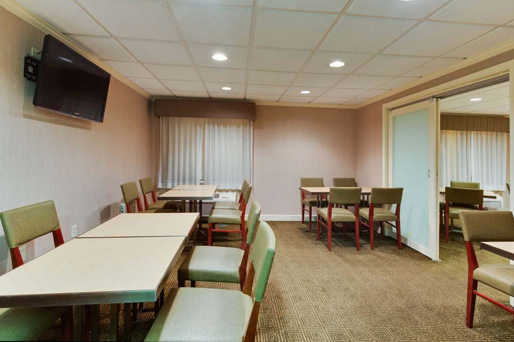 La Quinta Inn & Suites by Wyndham Lakeland East - photo 23