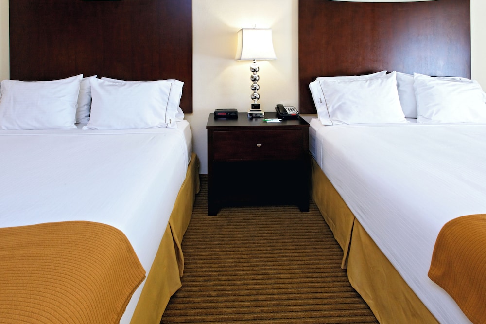 Holiday Inn Express Hotel & Suites Cleburne an IHG Hotel - photo 2
