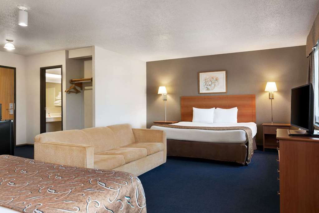 Super 8 by Wyndham Lincoln North - photo 15
