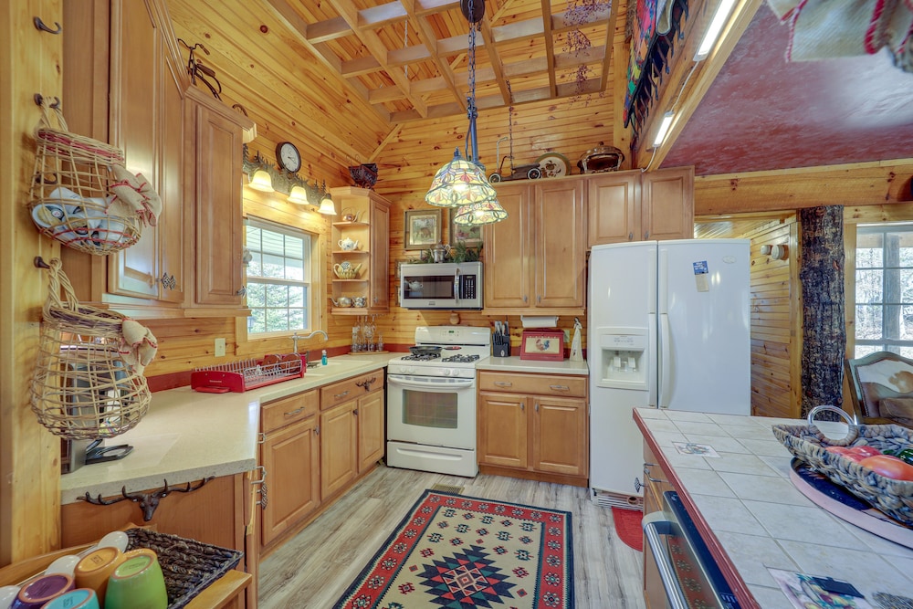 North Carolina Getaway w Covered Porches & Patio — hotel in Burnsville