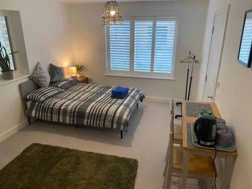 Very Large Double Room with Corner Sofa Sky TV Netflix etc Fridge and Microwave — hotel in Newhaven
