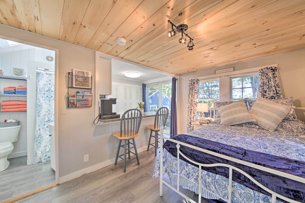 Lush Edgecomb Studio Cottage w Fire Table — Edgecomb — photo 4