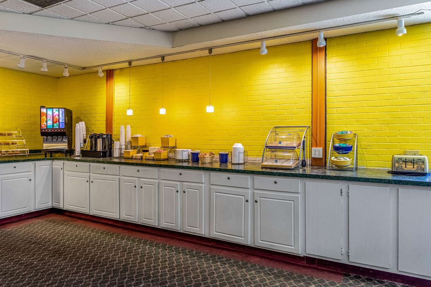 Econo Lodge - photo 8