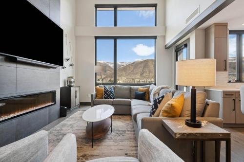 One Riverfront Condo 505 by East West Hospitality — 4-Star Luxury Hotel in Avon, United States