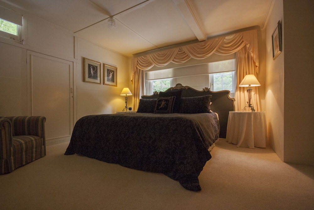 Cottages at Monreale — 4-Star Luxury Hotel in Olinda, Australia