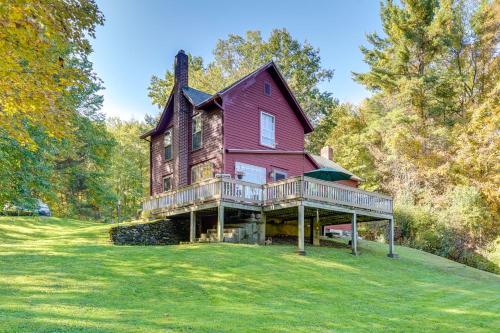 Tranquil 3 BR Stockbridge House with Private Deck — 4-Star Luxury Hotel in Stockbridge, United States