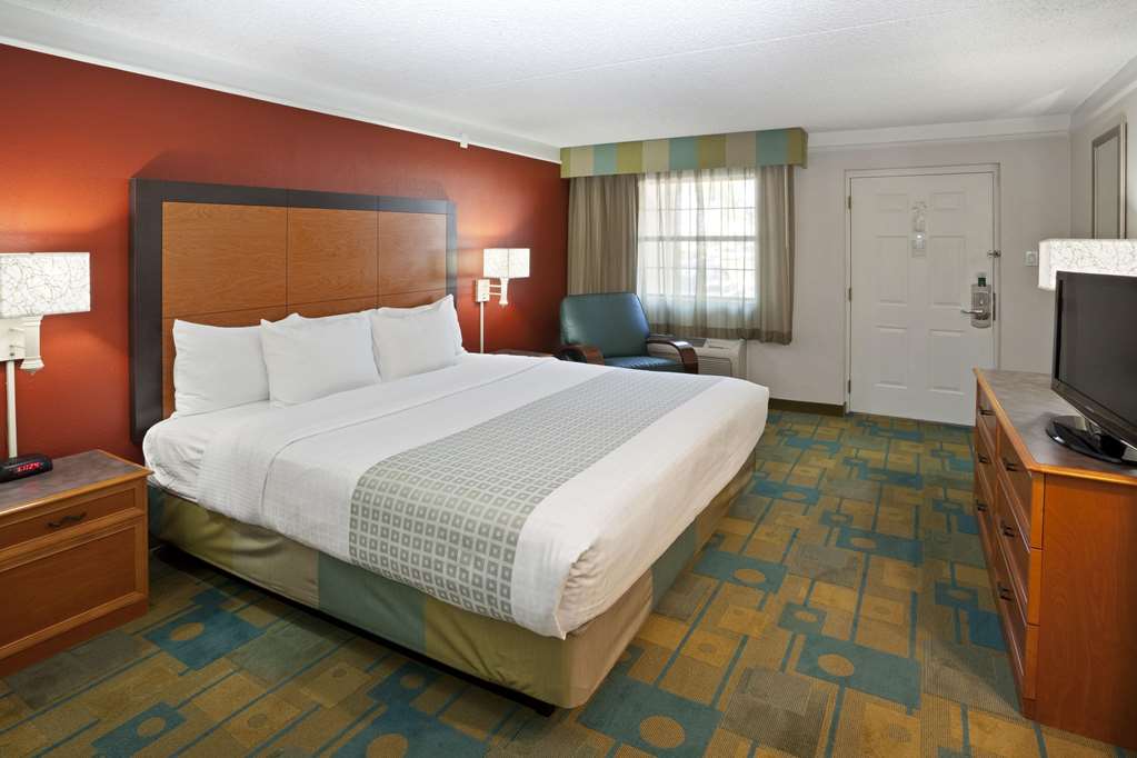 La Quinta Inn by Wyndham Phoenix Sky Harbor Airport - photo 11