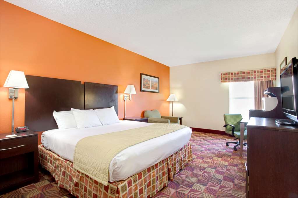 Days Inn & Suites by Wyndham Ridgeland - photo 11