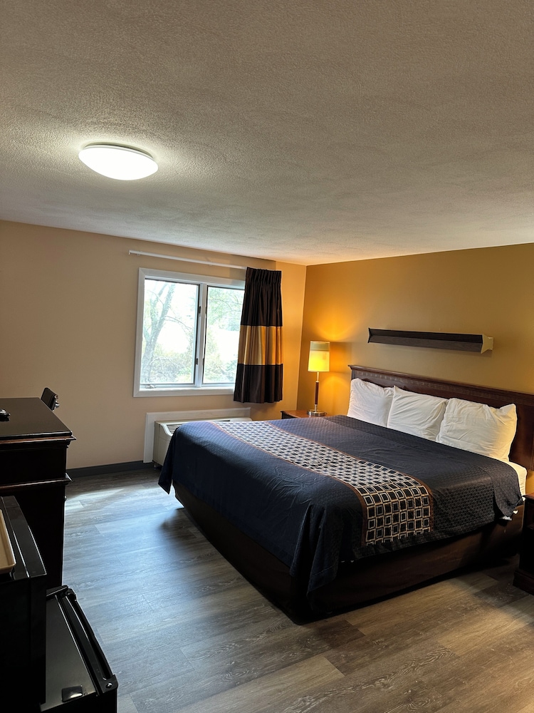 Wickford Motor Inn - photo 9