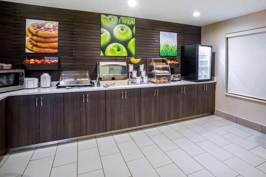 La Quinta Inn & Suites by Wyndham Pontoon Beach - photo 48