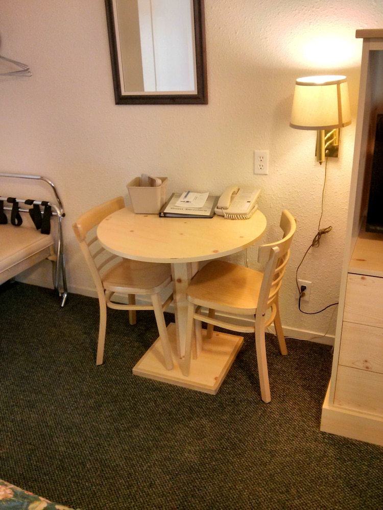 Green Gables Motel & Suites - photo 36